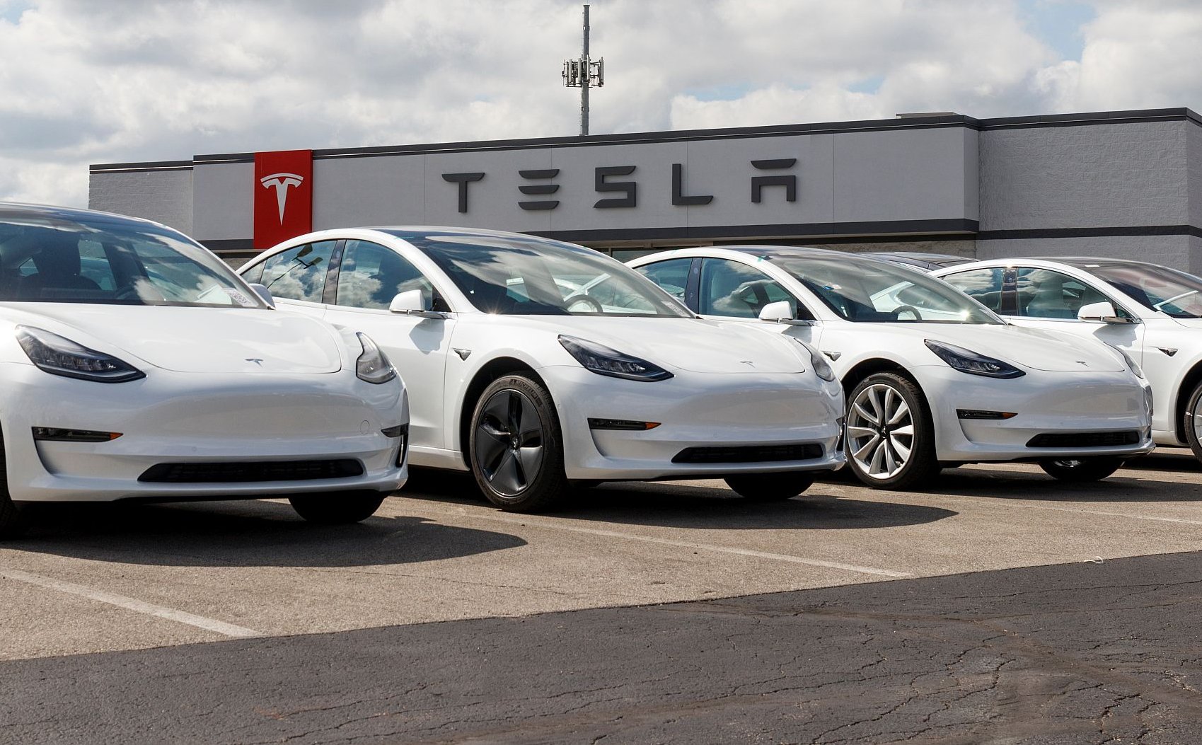Tesla w największym kryzysie w swojej historii. Volkswagen 200 proc. w górę