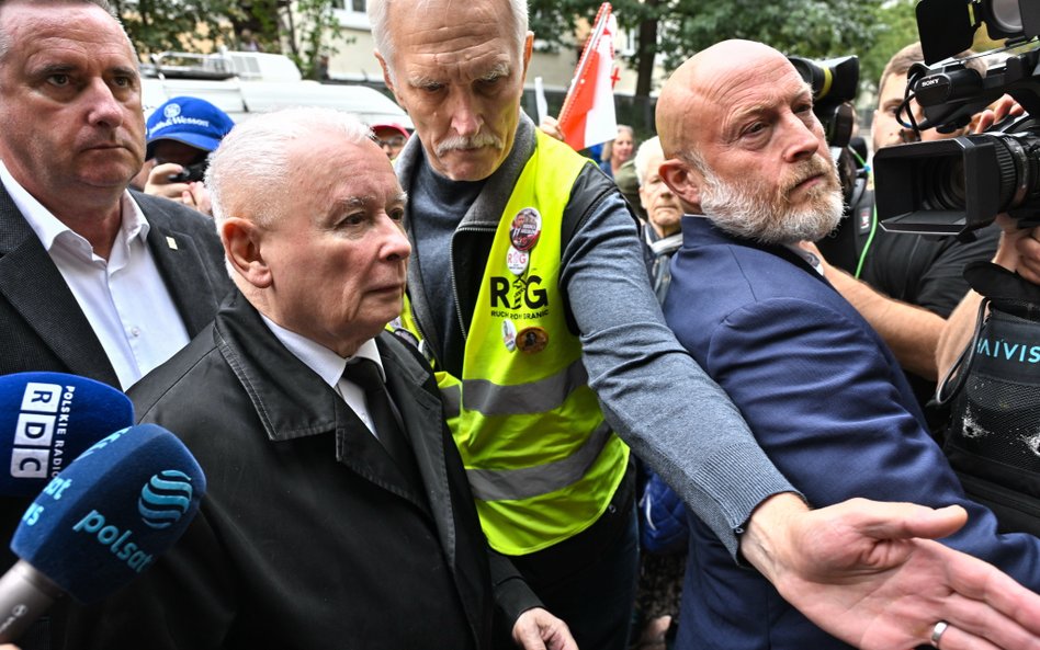 Prezes PiS Jarosław Kaczyński przed siedzibą Akademii Wymiaru Sprawiedliwości