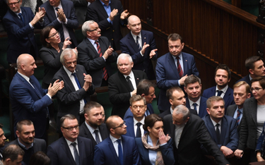 Sondaż: Kto zyskał na kryzysie w Sejmie