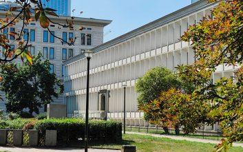 Gmach stanowi integralną część harmonijnego zespołu urbanistycznego, w skład którego wchodzą także s