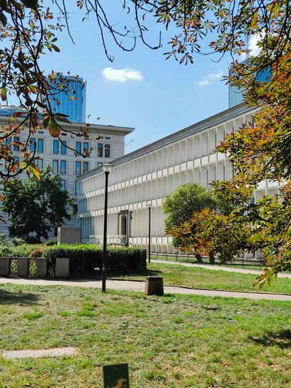 Gmach stanowi integralną część harmonijnego zespołu urbanistycznego, w skład którego wchodzą także s