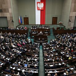 Posłowie na sali posiedzeń Sejmu - zdjęcie ilustracyjne