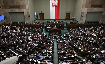 Posłowie na sali posiedzeń Sejmu, 15 maja 2026 r.