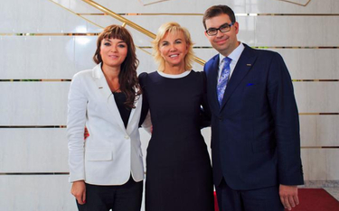 Teresa Mokrysz (na zdjęciu w środku) za swój największy sukces uważa włączenie się dzieci: Sylwii i 