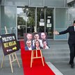 Łukasz Kmita w czasie happeningu PiS przed Szpitalem Południowym