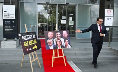 Łukasz Kmita w czasie happeningu PiS przed Szpitalem Południowym