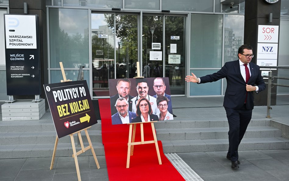 Łukasz Kmita w czasie happeningu PiS przed Szpitalem Południowym