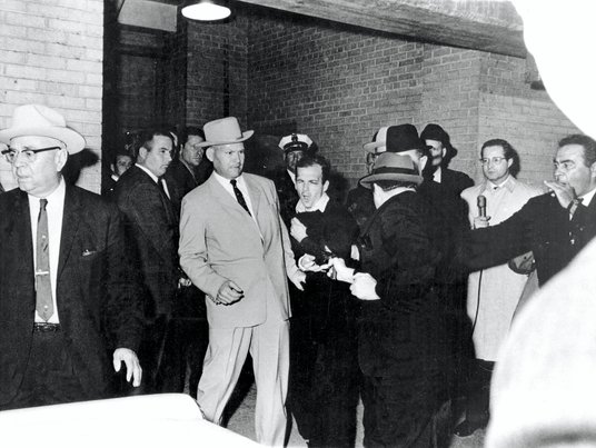 Lee H. Oswald (w środku), domniemany zabójca prezydenta Johna F. Kennedy’ego, został śmiertelnie pos