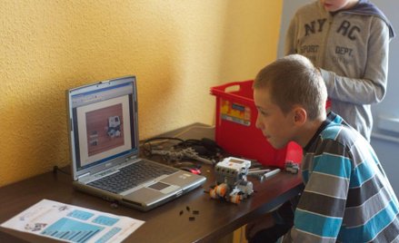 Uczeń w domu, robot w szkole