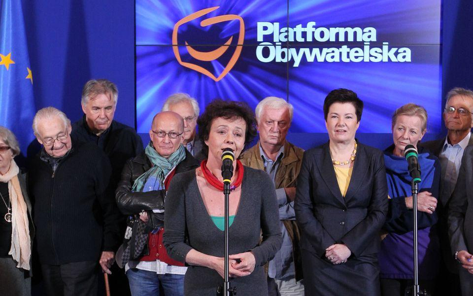 Październik 2011 r. Joanna Szczepkowska przemawia na konferencji komitetu poparcia PO