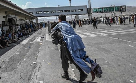 Miejsce, które pokazują wszystkie światowe agencje – lotnisko w Kabulu