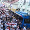 Radosny protest z flagami biało-czerwono-białymi w centrum Grodna