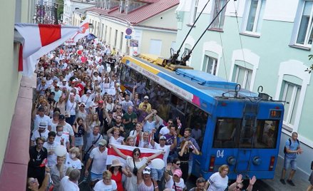 Radosny protest z flagami biało-czerwono-białymi w centrum Grodna