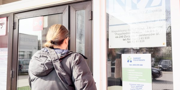 Coraz mniej uchodźców z Ukrainy leczy się w systemie publicznym. NFZ podał dane