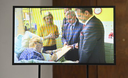 Prezydent Milos Zeman podpisuje dokumenty w szpitalu