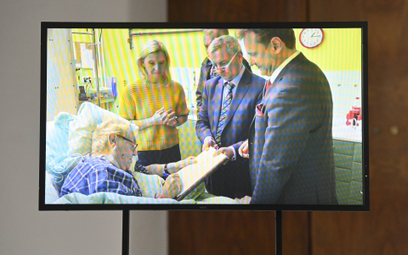 Prezydent Milos Zeman podpisuje dokumenty w szpitalu