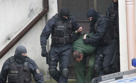 Policjanci wyprowadzają podejrzanego o popełnienie przestępstwa (fot. ilustracyjna)