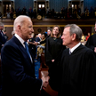 Prezydent USA Joe Biden ściska dłoń prezesa Sądu Najwyższego Johna Robertsa
