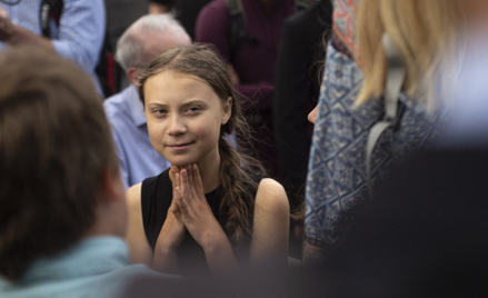 Manekin Grety Thunberg powieszony na rzymskim moście