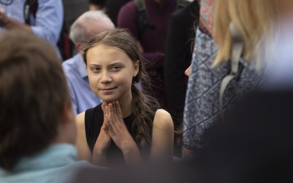 Manekin Grety Thunberg powieszony na rzymskim moście