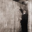 Sterty niemieckich pieniędzy w berlińskim banku podczas hiperinflacji po I wojnie światowej. W 1923 