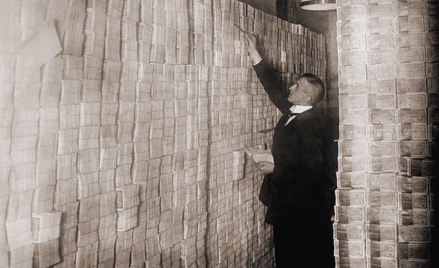 Sterty niemieckich pieniędzy w berlińskim banku podczas hiperinflacji po I wojnie światowej. W 1923 
