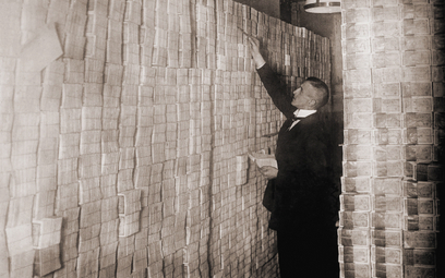 Sterty niemieckich pieniędzy w berlińskim banku podczas hiperinflacji po I wojnie światowej. W 1923 