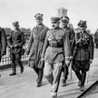 Józef Piłsudski, w otoczeniu innych puczystów, idzie przez Most Poniatowskiego w Warszawie na spotka