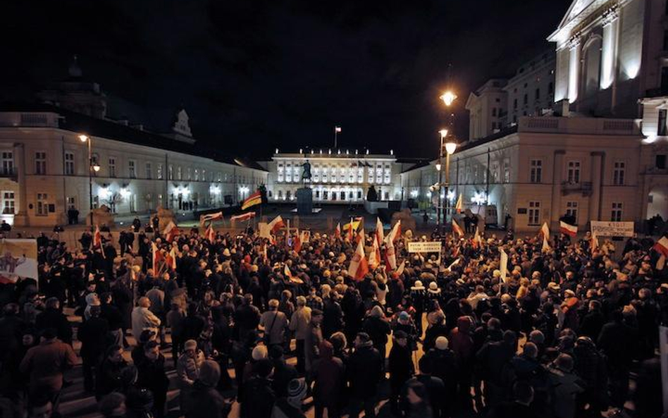 Manifestacja pod ambasadą rosyjską ws. śledztwa smoleńskiego