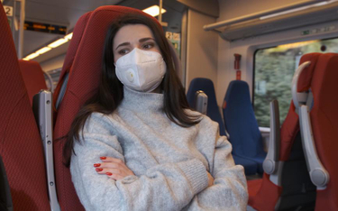 Koronawirus: zasłaniaj nos i usta także w pociągu
