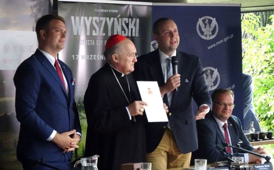 Kard. Kazimierz Nycz, reżyser i producent filmu Tadeusz Syka (z prawej), dyrektor bura Niepodległa J