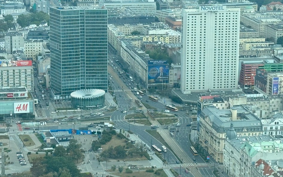 Spojrzenie na Rondo Dmowskiego - nowa Rotunda i biurowiec Widok Towers