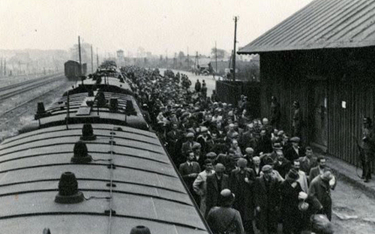 Więźniowie wsiadają do pociągu wiozącego ich do Auschwitz