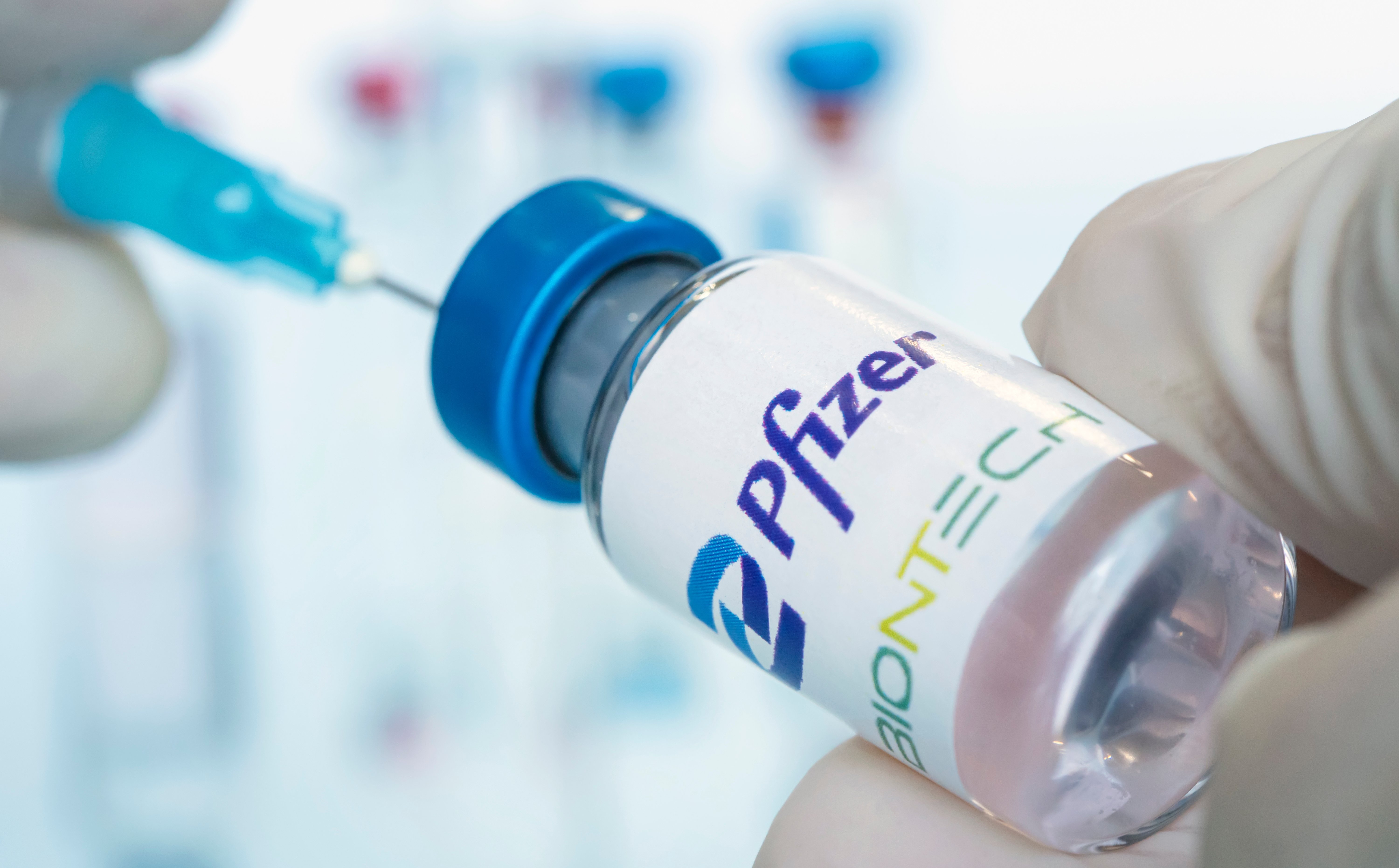 Polska nie odebrała szczepionek za prawie 6 mld zł. Politycy komentują proces z Pfizerem