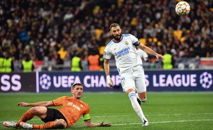 Karim Benzema (z prawej) strzelił dziesięć goli w El Clasico. Obok Serhij Krywcow