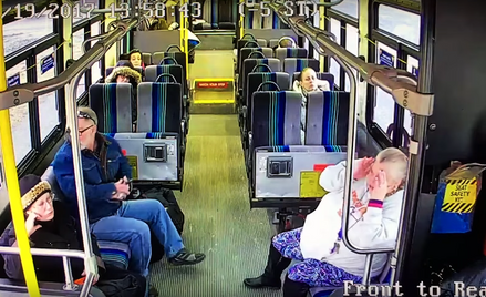 Auto wbiło się w autobus. Szczęście pasażerów