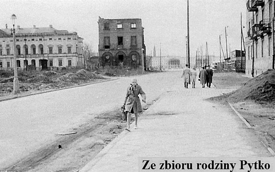 Zagadka na Wielkanoc. Fotografia pochodzi z roku 1958. Po środku kadru Leopolda Pytko znajdują się r