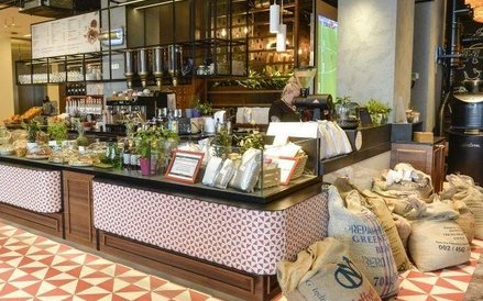 Dumą hotelu jest kawiarnia serwująca świeżo paloną kawę uprawianą według zasad fair trade