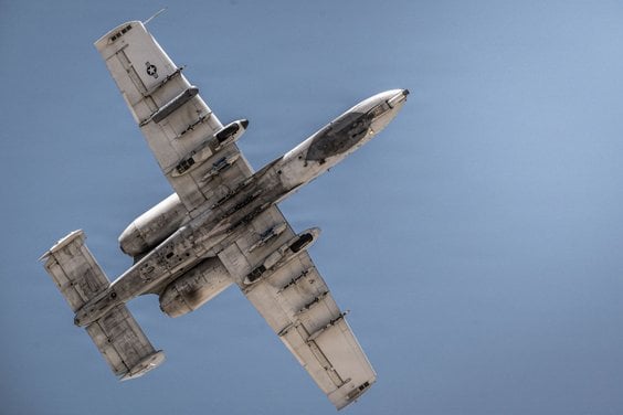 Samolot A-10C Thunderbolt II Sił Powietrznych USA w swoim ostatnim locie nad bazą Davis-Monthan w Ar