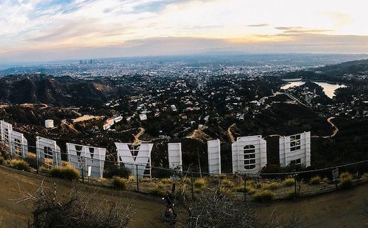 Napis „Hollywood” widziany od tyłu.