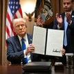 Prezydent Stanów Zjednoczonych Donald Trump prowadzi ostrą politykę wobec imigantów, sąsiadów USA i 