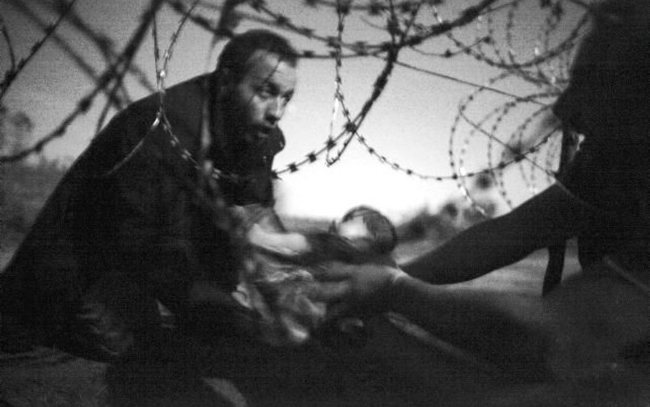 Zdjęcie Roku tegorocznej edycji World Press Photo: Warren Richardson, „Nadzieja Nowego Życia”.