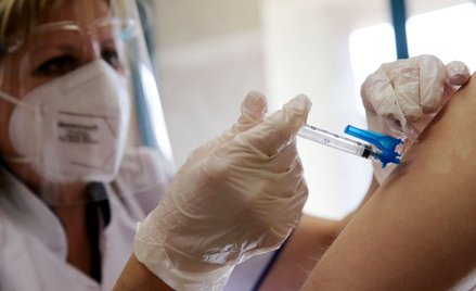 Sondaż: Czy szczepienie znanych osób zachęca do szczepień?