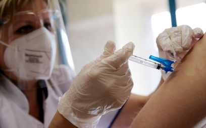 Sondaż: Czy szczepienie znanych osób zachęca do szczepień?