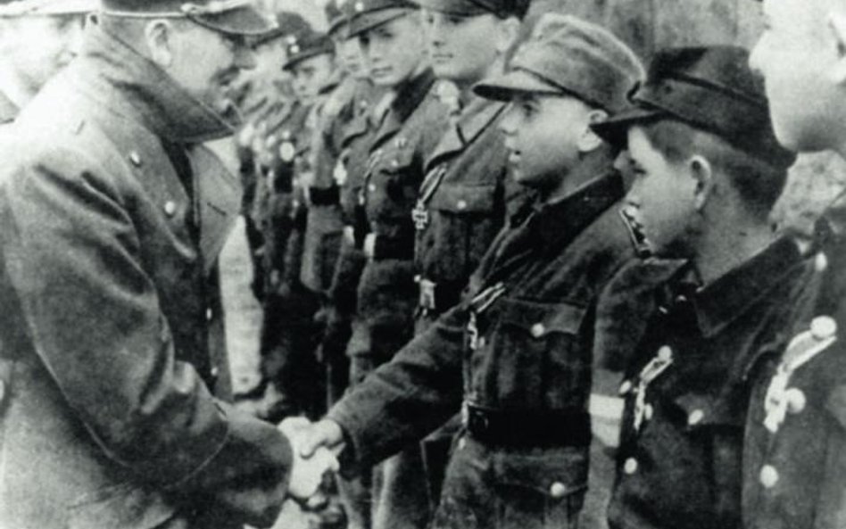 Hitler dekoruje Krzyżami Żelaznymi członków Hitlerjugend, 20 kwietnia 1945 r.