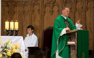 Ks. Wojciech Lemański podczas mszy w parafii w Jasienicy, 2013 rok
