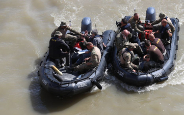 Budapeszt: Nurkowie nie mogą zbliżyć się do zatopionego statku