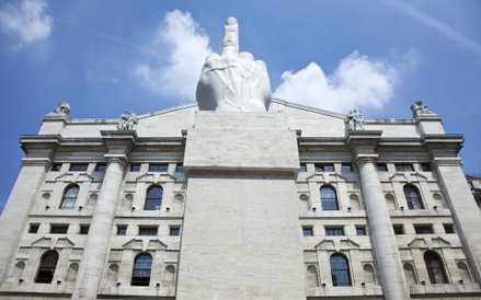 Rzeźba Cattelaniego przed włoska giełdą