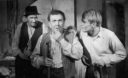 Władysław Hańcza (Kargul), Wacław Kowalski (Pawlak) i Jerzy Janeczek (Witia Pawlak).