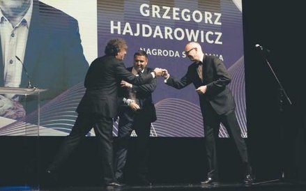 Nagrodę wręczyli Tomasz Jażdżyński, prezes zarządu Gremi Media SA (pierwszy z prawej), i Jarosław Ma